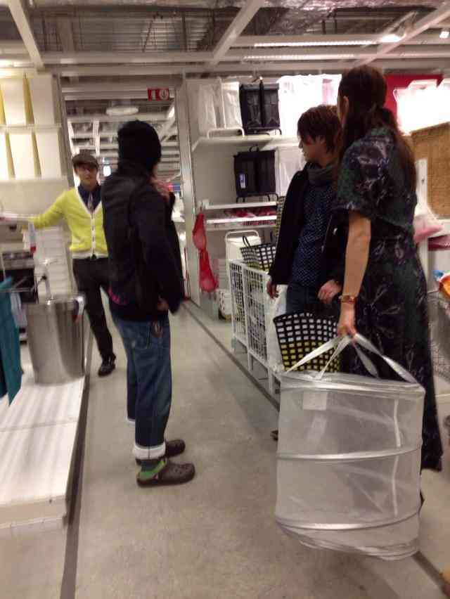 電車に乗ってる小栗旬と山田優が盗撮される