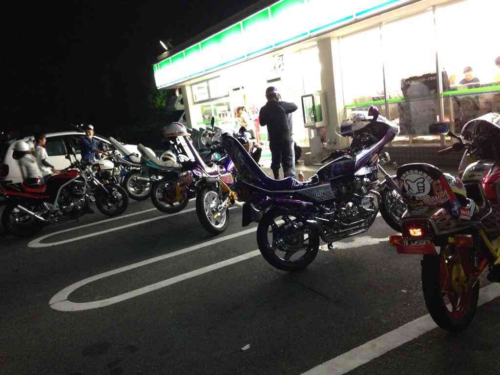 ファミマ店員が暴れた客に土下座をさせられる…ネットに画像・動画流出で大炎上