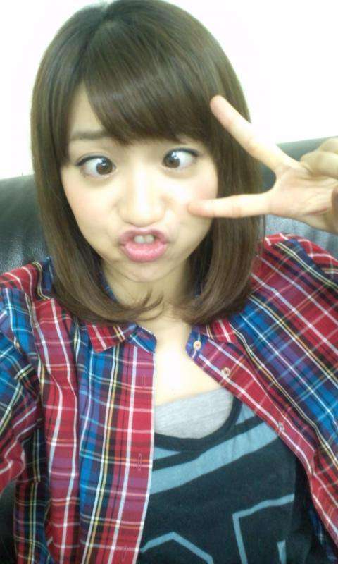 秋元才加が大島優子に対抗して“手ブラ写真”。AKB48メンバーも「さすがっす…姉さん」