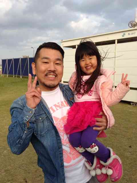 木下優樹菜、娘と水着姿でモデルポーズを披露