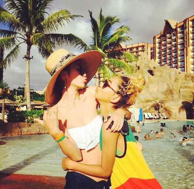 木下優樹菜、娘と水着姿でモデルポーズを披露