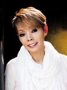浜崎あゆみ、イメチェンヘアが好評　ざっくり胸元にも視線集中「拝みたくなる美しさ」