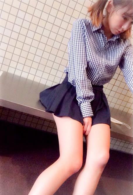 加護亜依　おさげでミニスカ、スクールガール風姿公開
