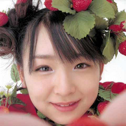 加護亜依　おさげでミニスカ、スクールガール風姿公開