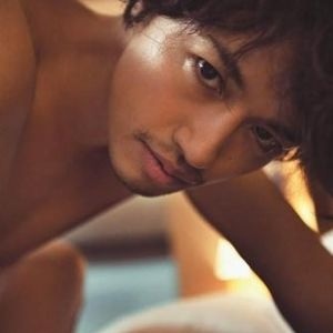 GACKTさんの「脱がせるヌード抱き枕」の仕様が凄いwww