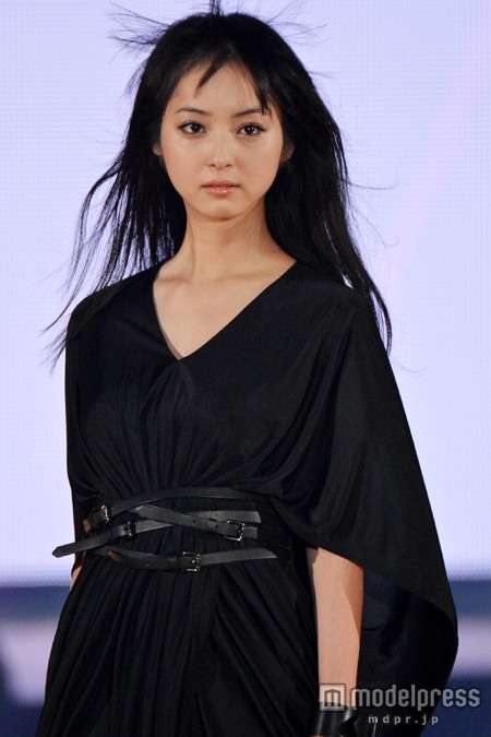 黒髪が似合う芸能人の画像を集めるトピ