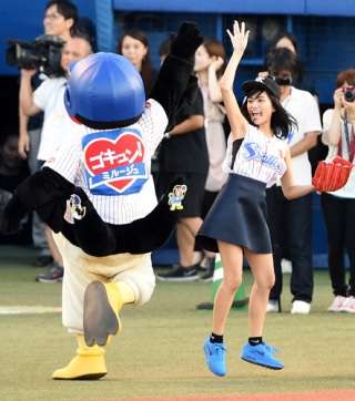 川口春奈の濃い目メイクに「別人みたい」の声