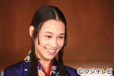 水原希子の鼻ピアスに大反響