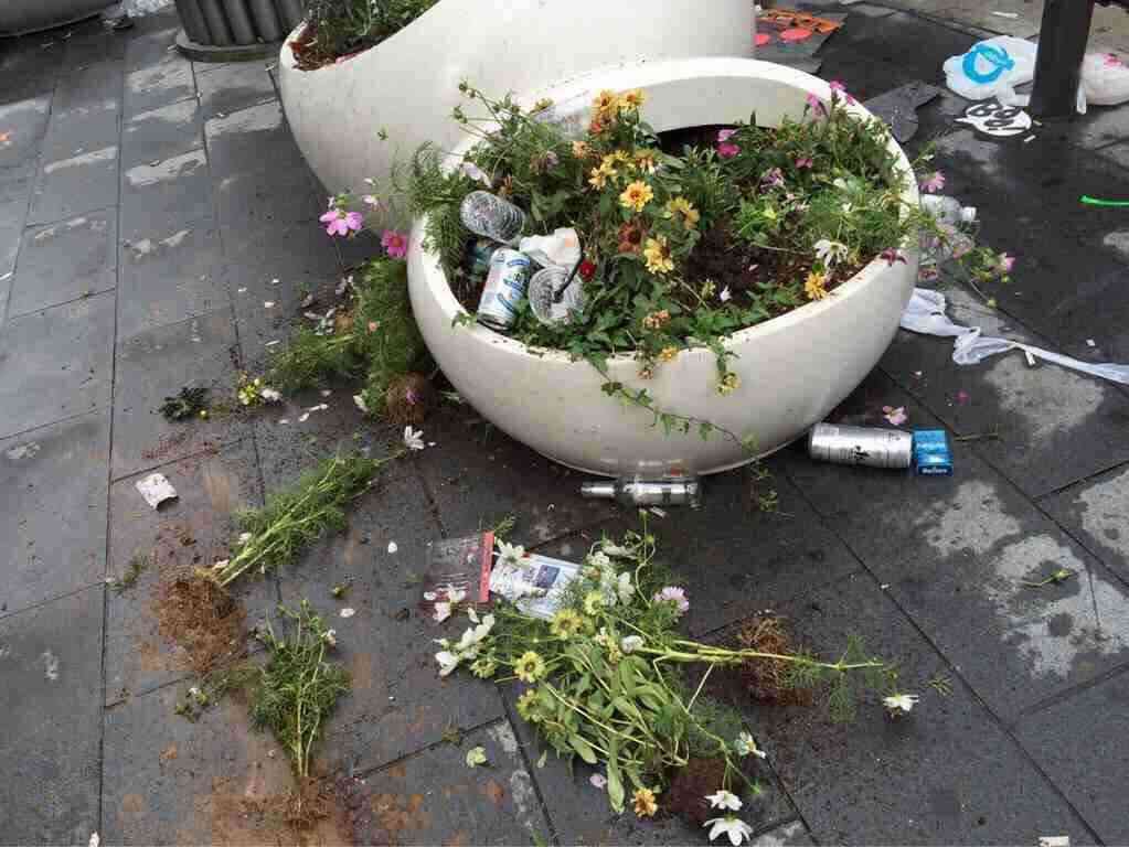 ハロウィンでゴミ散乱した渋谷の街を掃除するボランティアに意外な批判の声「偽善だ」「主張するな」