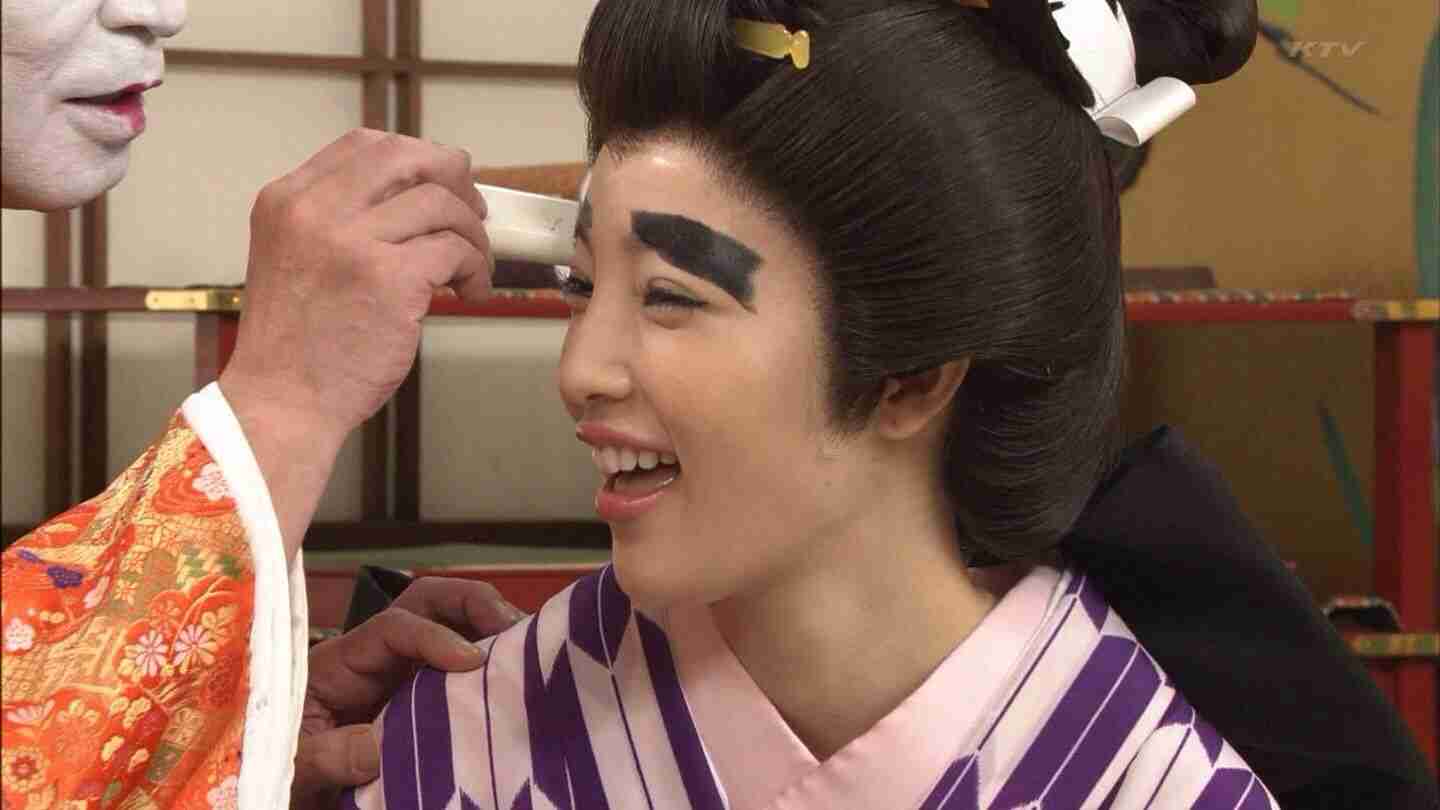 森下悠里がセーラームーンの下着コスプレ披露！