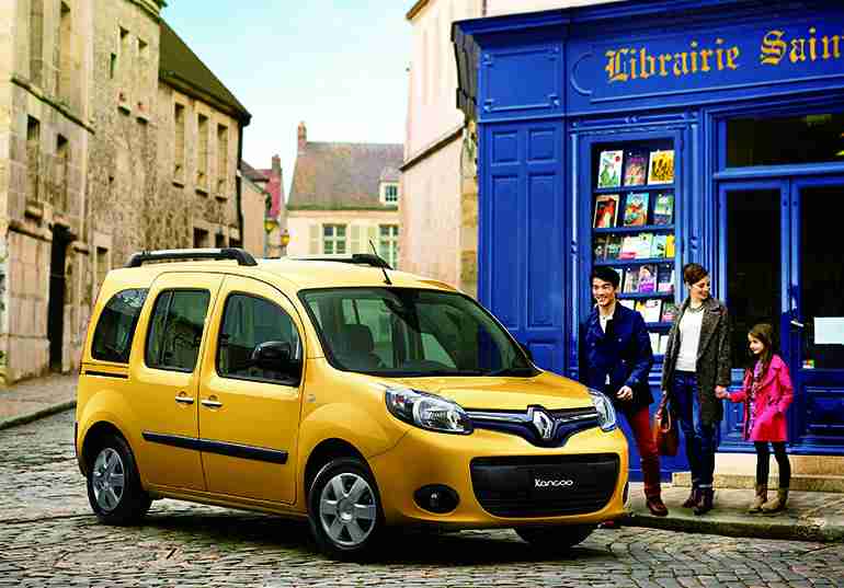 同じ色の小物やバッグを買ってしまう人