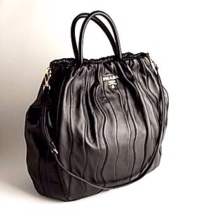 同じ色の小物やバッグを買ってしまう人