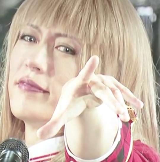 GACKTが披露したAKB48コスプレが本家メンバーよりも可愛いとツイッターで話題に