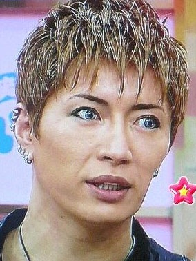 GACKTが披露したAKB48コスプレが本家メンバーよりも可愛いとツイッターで話題に