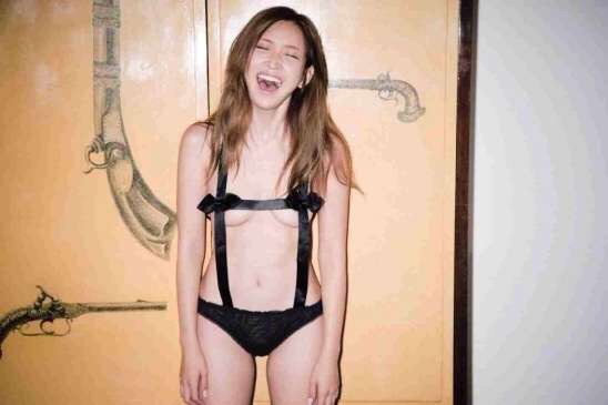 ローラ、セクシー美くびれ公開！ 完璧な体が注目の的