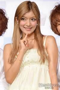 ローラ、セクシー美くびれ公開！ 完璧な体が注目の的