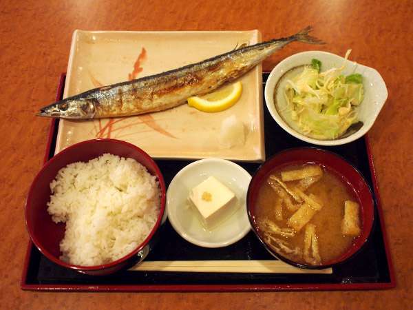 外で食事する時「いただきます」「ごちそうさま」言いますか？