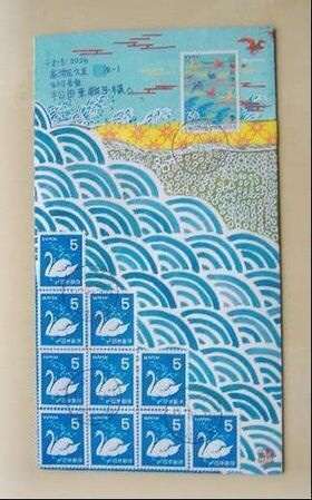 面白い絵柄の切手を貼るトピ