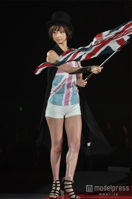 元AKB48篠田麻里子、過激グラビアでお尻丸出しと話題に