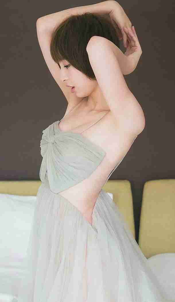 元AKB48篠田麻里子、過激グラビアでお尻丸出しと話題に