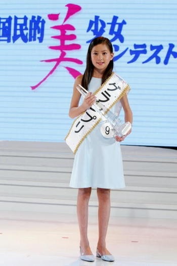 河北麻友子が美脚を披露 脚の細さにどよめき