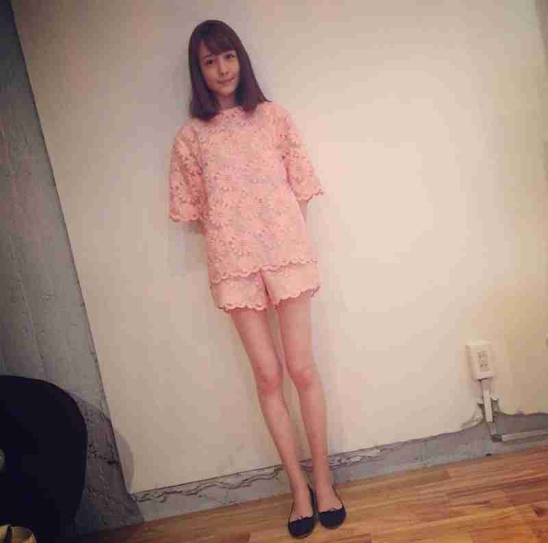 河北麻友子が美脚を披露 脚の細さにどよめき