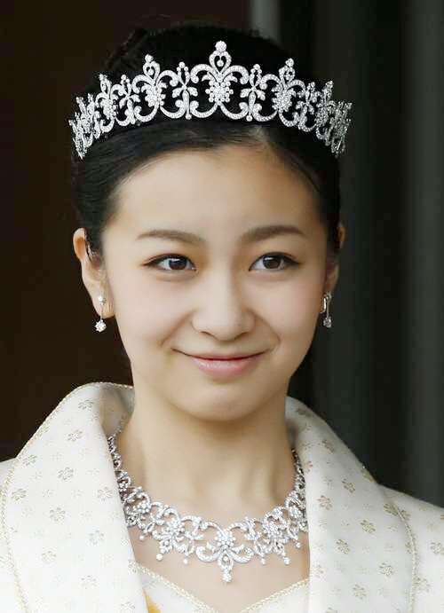 【画像】 ティアラ姿の佳子さまが可愛すぎると話題に