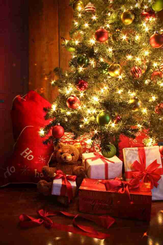 クリスマスの壁紙を貼るトピ