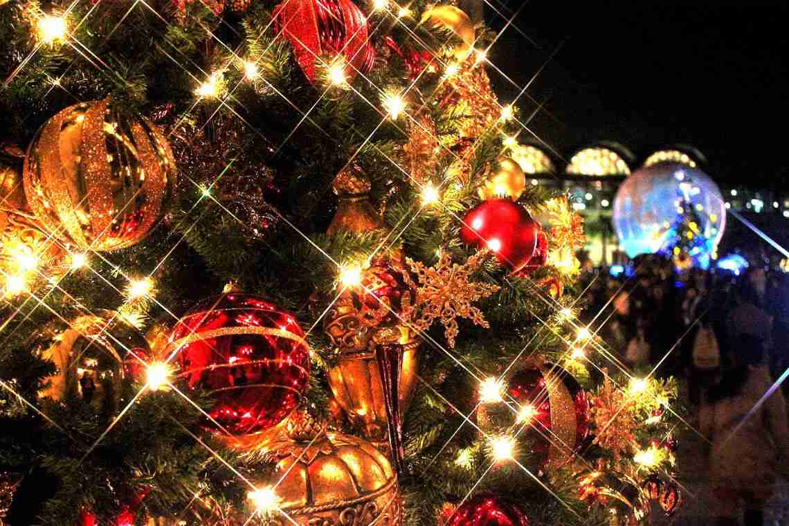 クリスマスの壁紙を貼るトピ