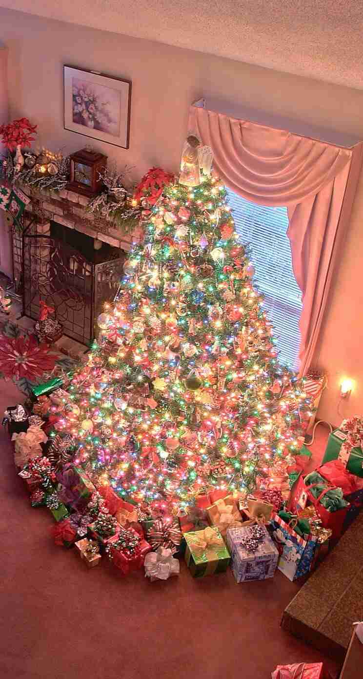 クリスマスの壁紙を貼るトピ
