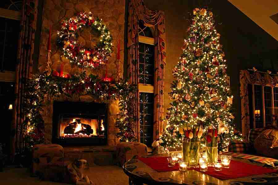 クリスマスの壁紙を貼るトピ