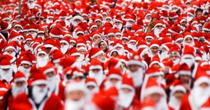 クリスマスの壁紙を貼るトピ