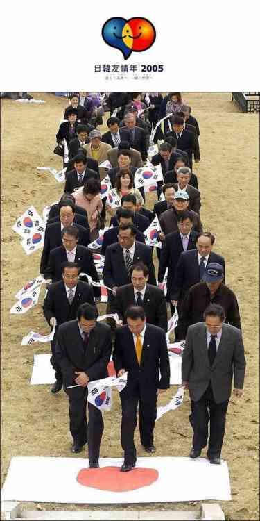 靖国神社で火災　放火したとみられる男の身柄確保、事情聴く