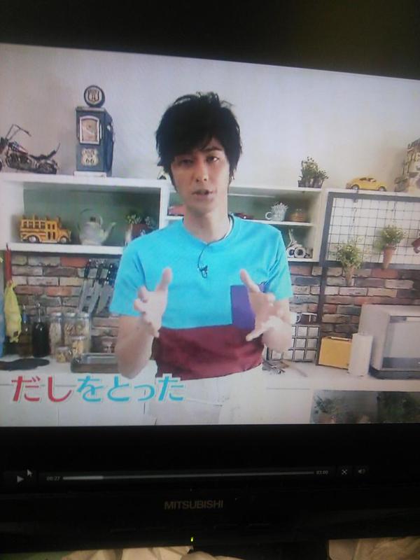 モコズキッチン　速水もこみちの服が腹巻きに見えると話題に