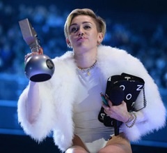 裸のマイリー・サイラスに恋人母が不快感、雑誌掲載のヌード写真に「うんざり」。