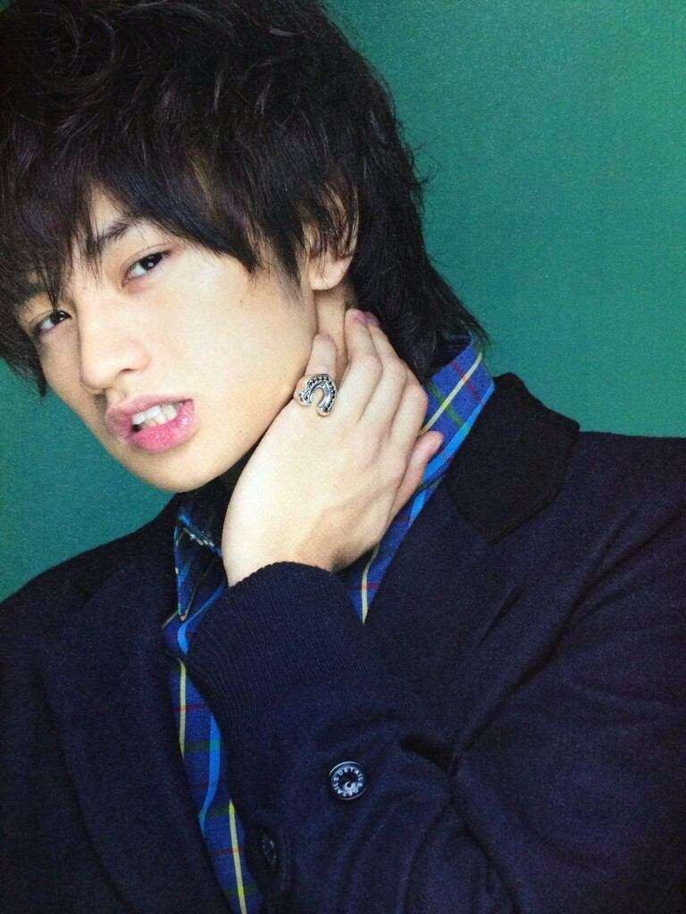 冬服姿の男性有名人画像