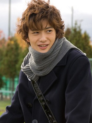 冬服姿の男性有名人画像