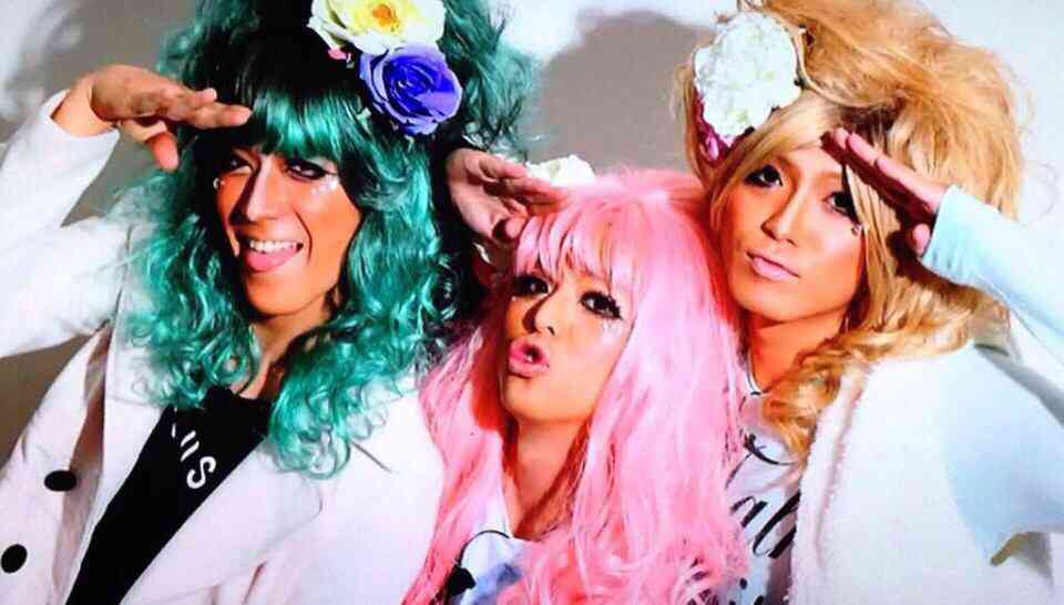 黒ギャルのド派手成人式が今年も話題に 脚露出の“ミニ花魁”、頭に特大ぬいぐるみ