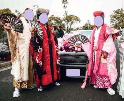 黒ギャルのド派手成人式が今年も話題に 脚露出の“ミニ花魁”、頭に特大ぬいぐるみ