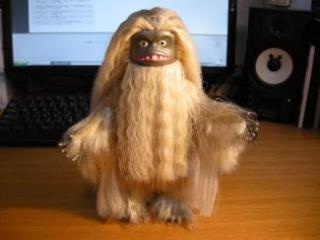 黒ギャルのド派手成人式が今年も話題に 脚露出の“ミニ花魁”、頭に特大ぬいぐるみ