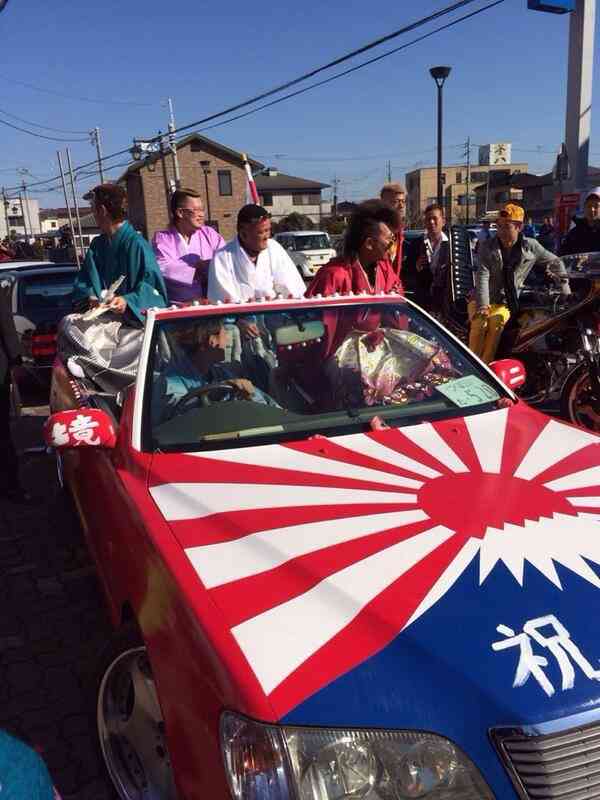 黒ギャルのド派手成人式が今年も話題に 脚露出の“ミニ花魁”、頭に特大ぬいぐるみ