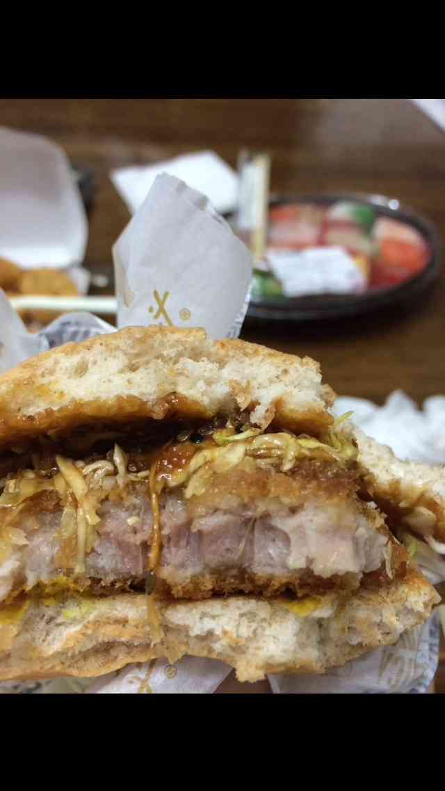 【閲覧注意】腐らず、匂わず、虫寄らず…医師がマクドナルドのチーズバーガーを2年にわたって展示