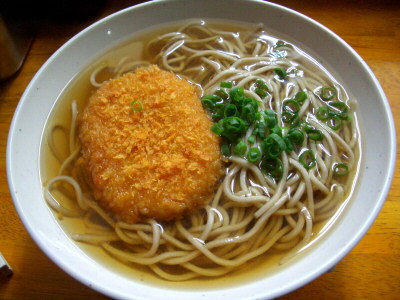 衝撃の“フライドポテトそば”、ポテトの塩味と油で新たな味わいの出汁に