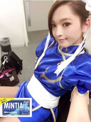 佐藤かよがセクシーな春麗コス、ブログやInstagramの写真に反響。