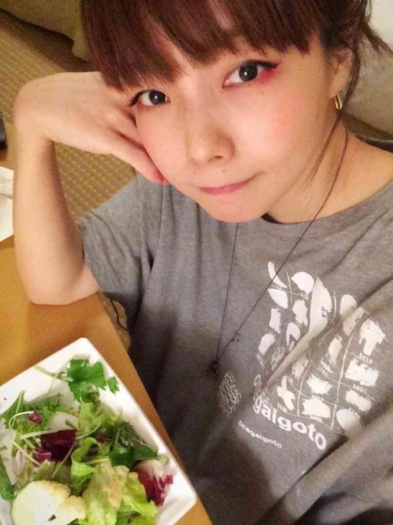 年齢よりも若く見える芸能人 または老けて見える芸能人は？