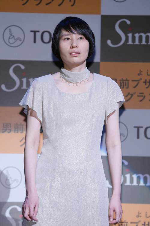 30歳過ぎて安い服、カバン、を持っているのは恥ずかしい事ですか？