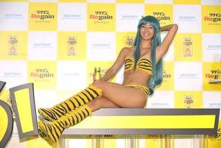 すみれ自慢の脚線美で大技「脚ドン」を披露