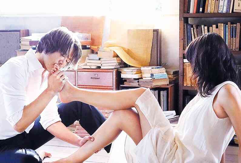 すみれ自慢の脚線美で大技「脚ドン」を披露