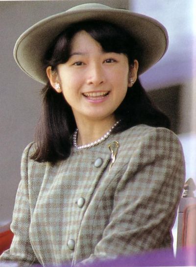 佳子さま伊勢神宮参拝 白のロングドレス姿、お一人で