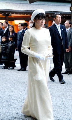 佳子さま伊勢神宮参拝 白のロングドレス姿、お一人で